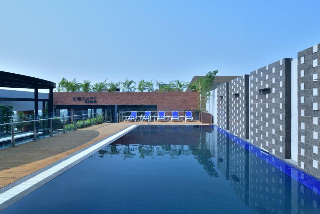 Bazén v ubytování Courtyard by Marriott Nashik nebo v jeho okolí