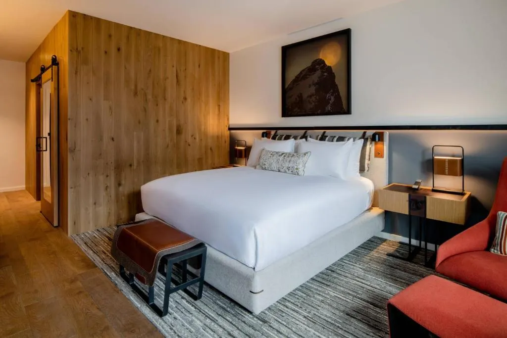 King Guestroom with Guest room with 1 King, Fireplace