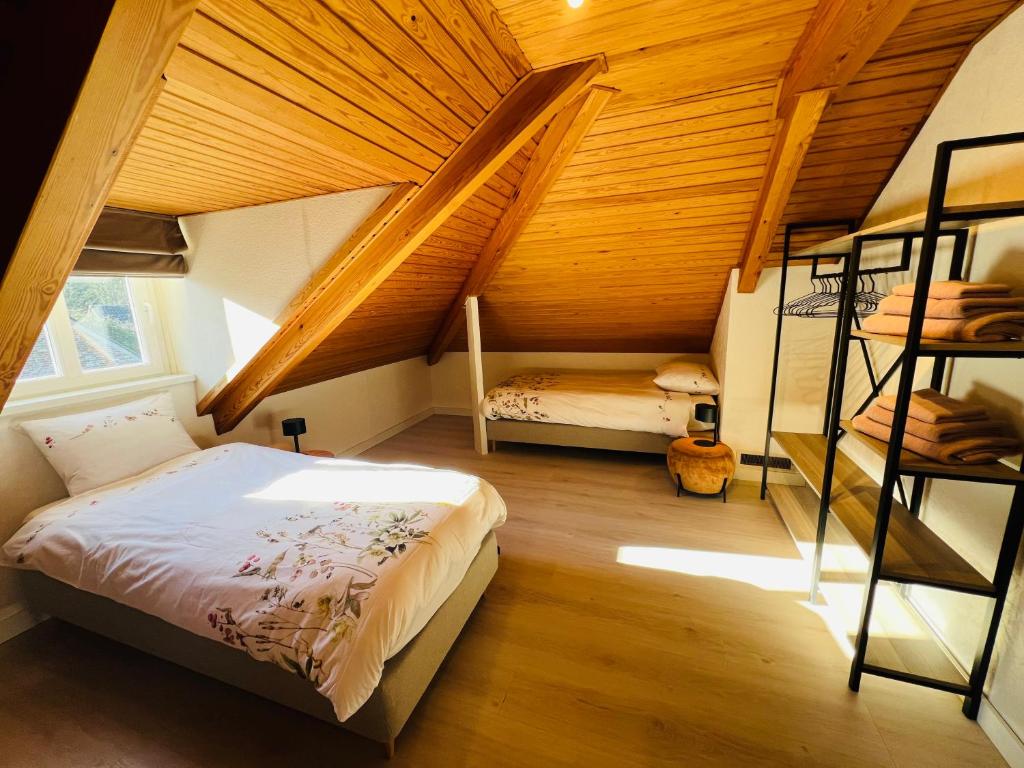 een slaapkamer met 2 stapelbedden en een houten plafond bij Vakantievilla 't Boshuys in Lommel