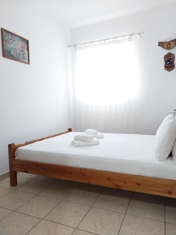 łóżko z dwoma białymi płytkami na górze w obiekcie Kasi's nature home w mieście Kithira