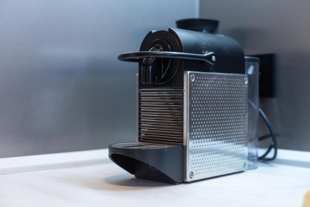 a black heater sitting on top of a table at Mokka Suite Design in Neumünster in Neumünster