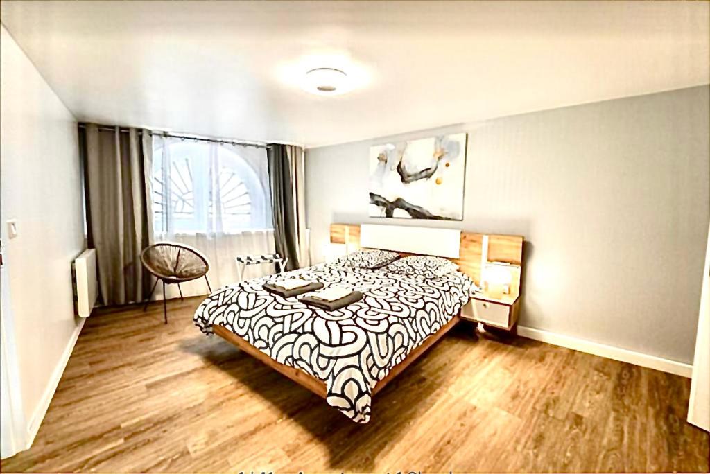 ein Hotelzimmer mit einem Bett und einem Fenster in der Unterkunft Appartement rénové place du Palais avec parking in Bordeaux