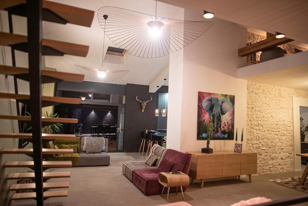 un salon avec un canapé et une table dans l'établissement Maison de village toute équipée, à Arnaville