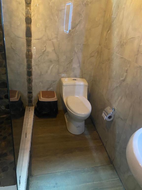 Koupelna v ubytování Cabañas El Guayabillo - Baños de agua Santa