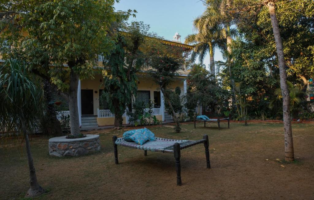 Um jardim no exterior de Raj Palace Resort