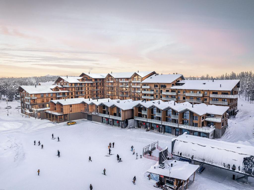 un gruppo di persone nella neve in una tenuta di Brand New Luxury 2BR Apartment with Sauna and Outdoor Jacuzzi in the Center of Levi a Levi