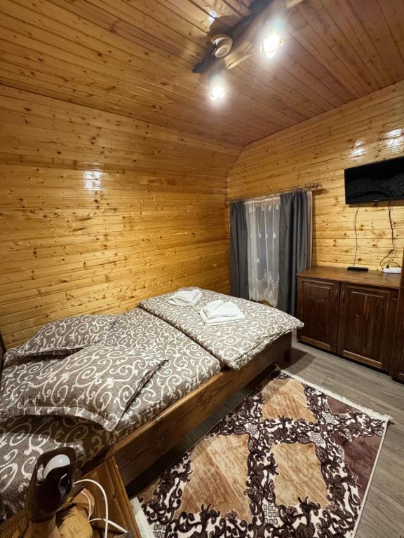 Ένα ή περισσότερα κρεβάτια σε δωμάτιο στο Cabana Violeta Arieseni