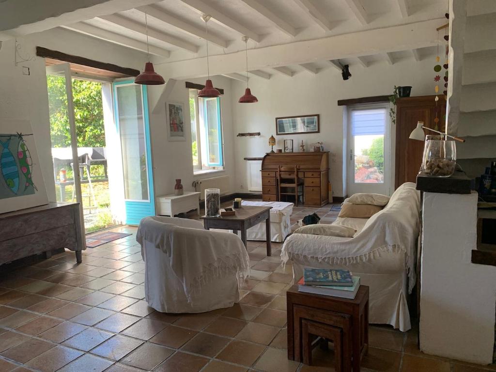un salon avec un canapé et une table dans l'établissement Grande maison au cœur du pays bigouden, à Plonéour-Lanvern