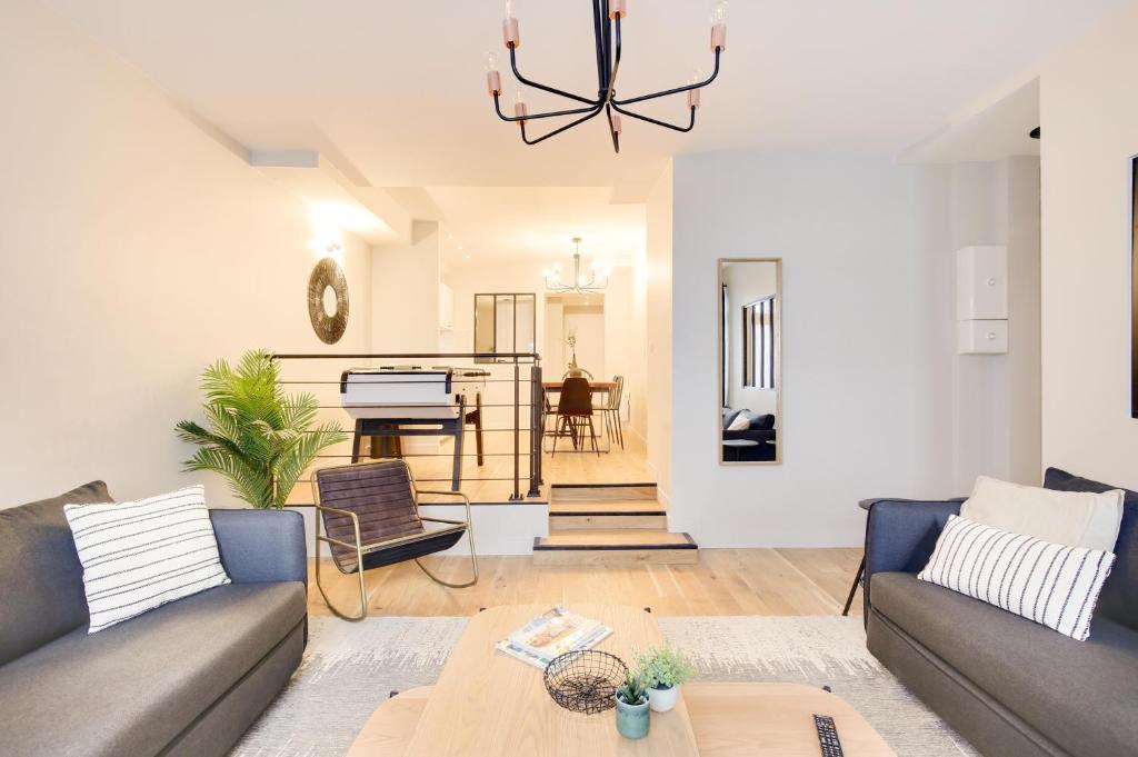 - un salon avec un canapé et un piano dans l'établissement Explore Local Bakeries from a Boho Artist Loft, à Paris