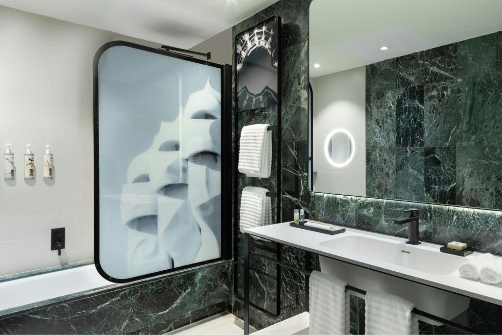 Koupelna v ubytování Renaissance Barcelona Hotel