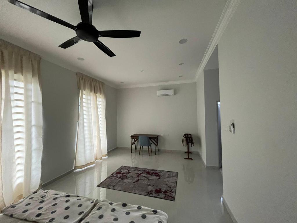 Postel nebo postele na pokoji v ubytování Sha's Homestay Kota Bharu