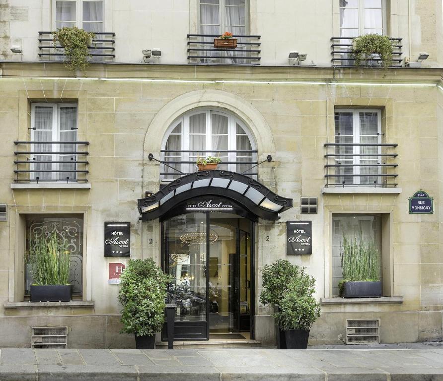 パリにあるホテル アスコット オペラの植物前の建物の店舗
