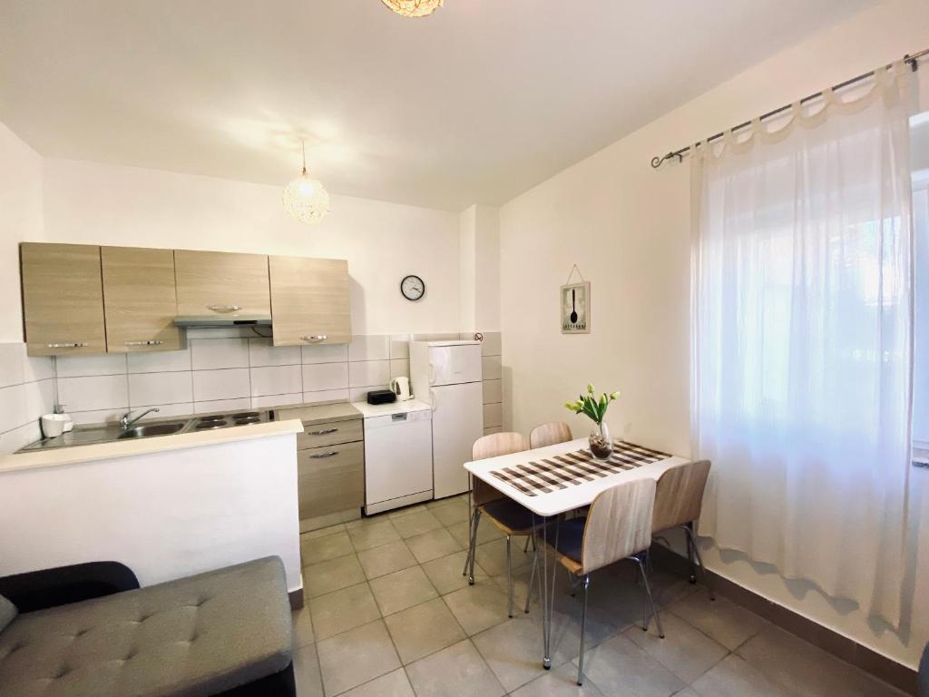 Kuchyňa alebo kuchynka v ubytovaní Luna Maris Apartments