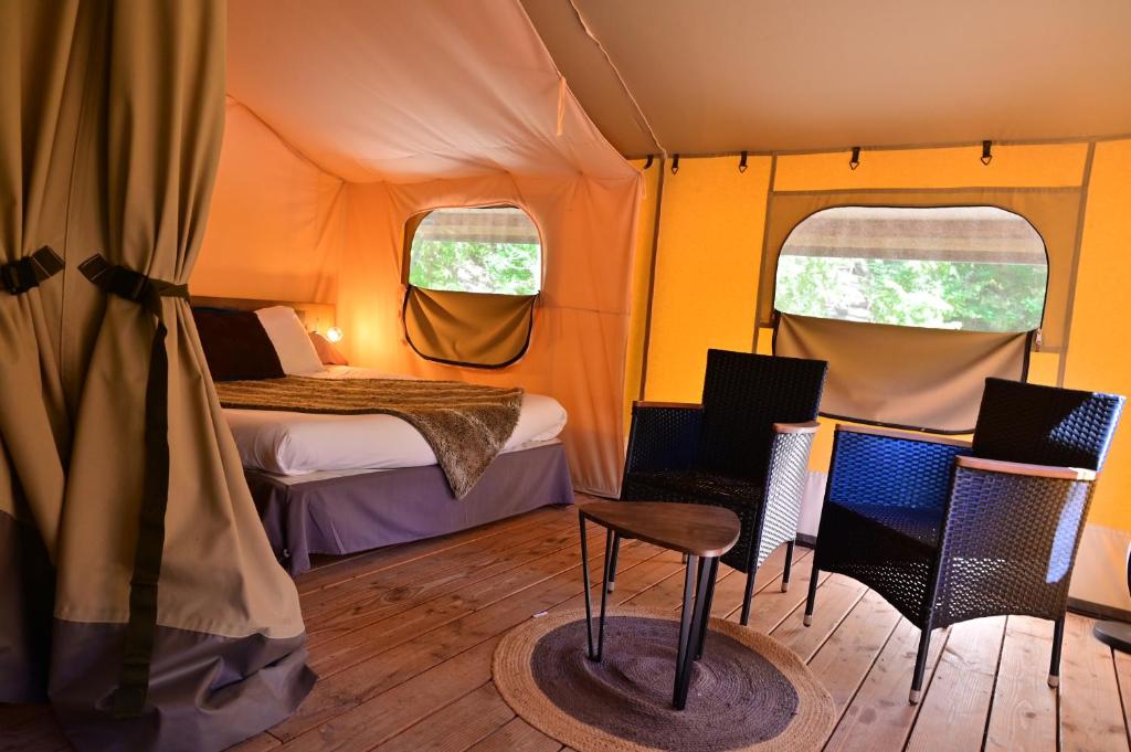 Postel nebo postele na pokoji v ubytování Prehistoric Lodge - Adult Only