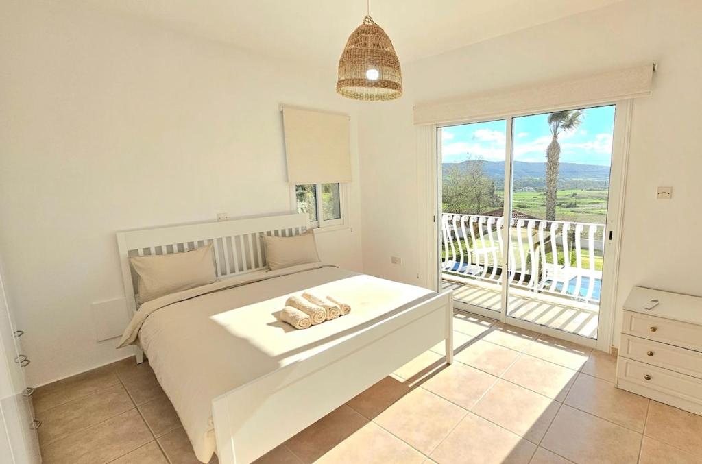 Postel nebo postele na pokoji v ubytování White Cove Villa, Limassol
