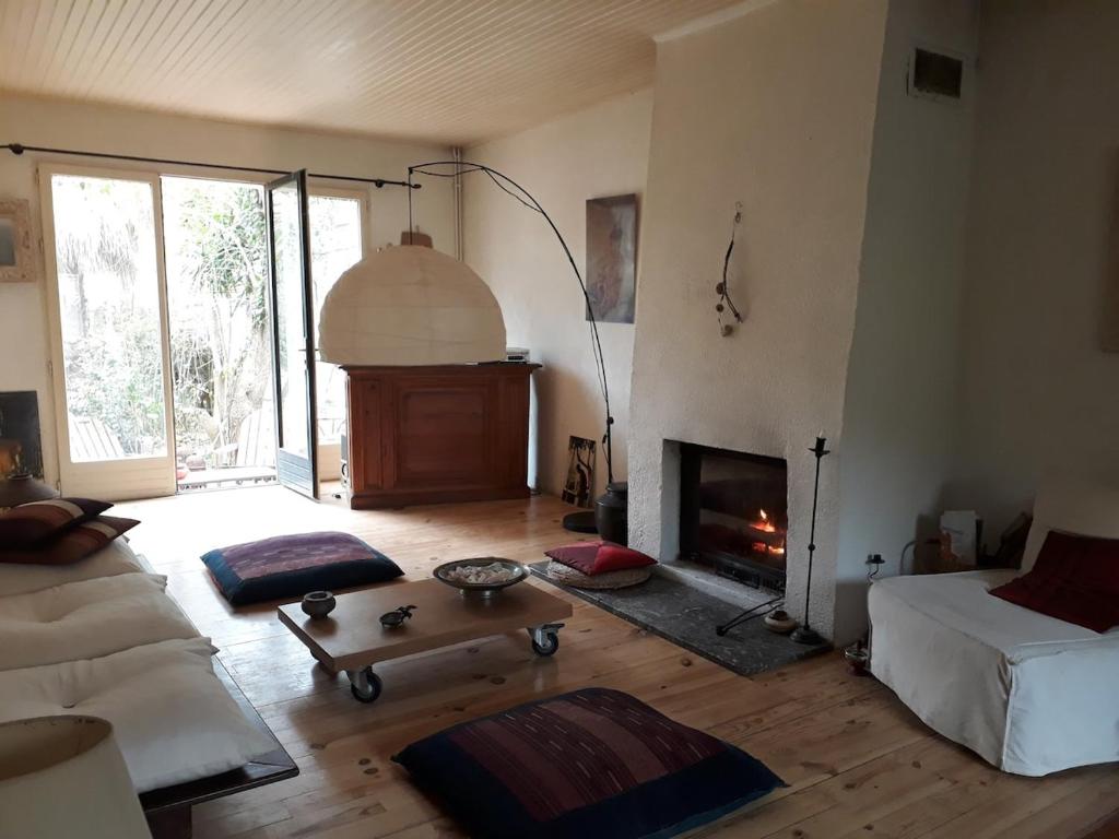 un salon avec un canapé et une cheminée dans l'établissement Maison avec jardin à louer au bord de la mer, à Argelès-sur-Mer