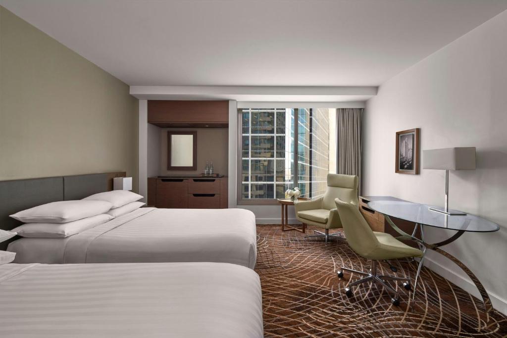 Postel nebo postele na pokoji v ubytování Melbourne Marriott Hotel