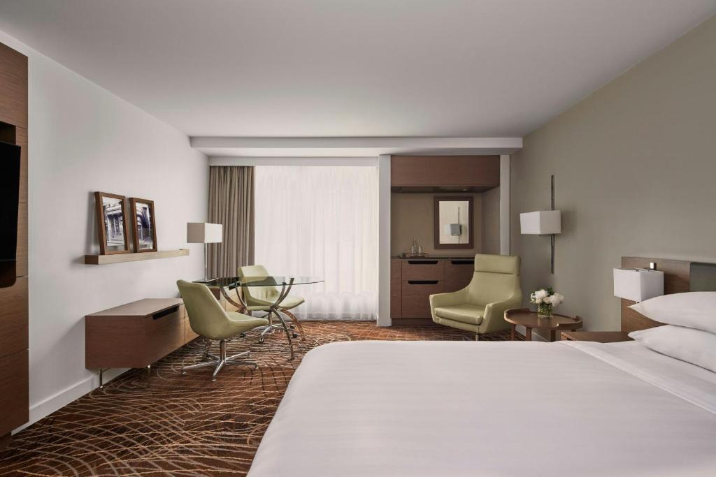 Postel nebo postele na pokoji v ubytování Melbourne Marriott Hotel