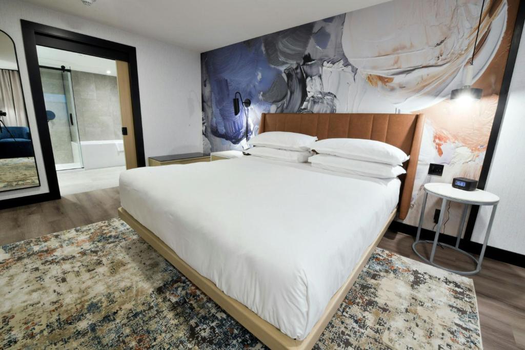 Postel nebo postele na pokoji v ubytování Sheraton Laval Hotel