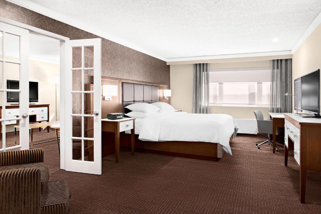 Postel nebo postele na pokoji v ubytování Sheraton Laval Hotel
