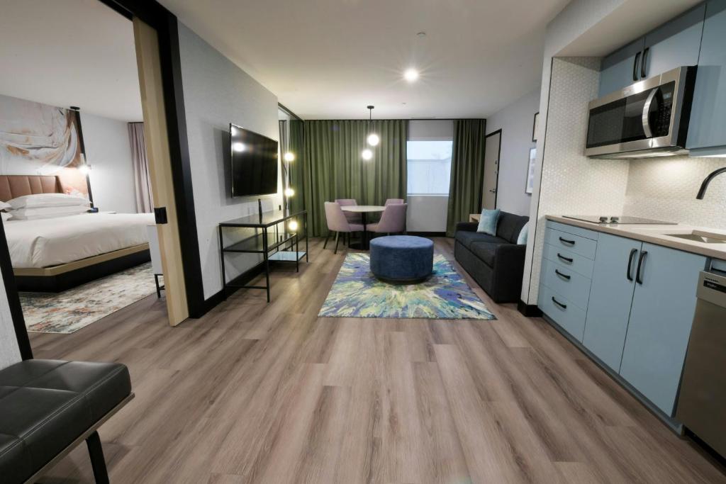 Postel nebo postele na pokoji v ubytování Sheraton Laval Hotel