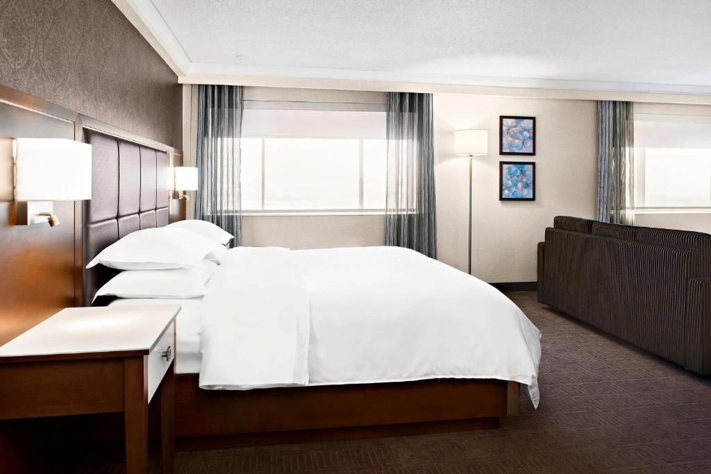 Postel nebo postele na pokoji v ubytování Sheraton Laval Hotel