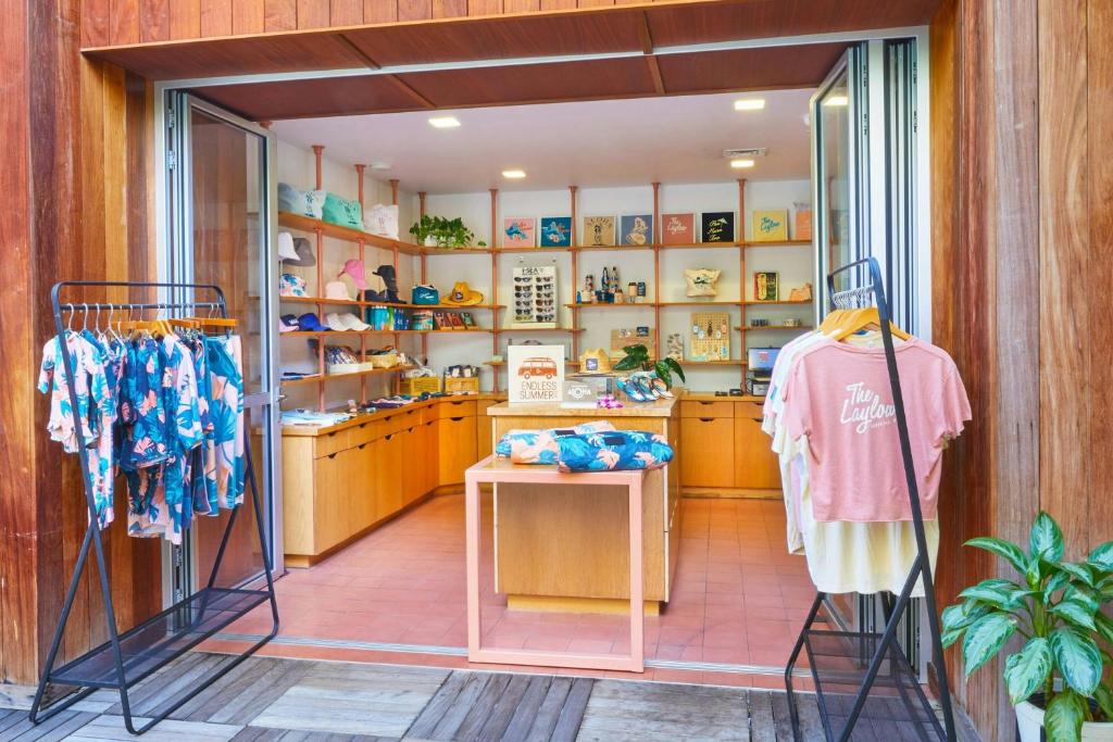The Laylow Waikiki, Autograph Collectionにあるキッチンまたは簡易キッチン
