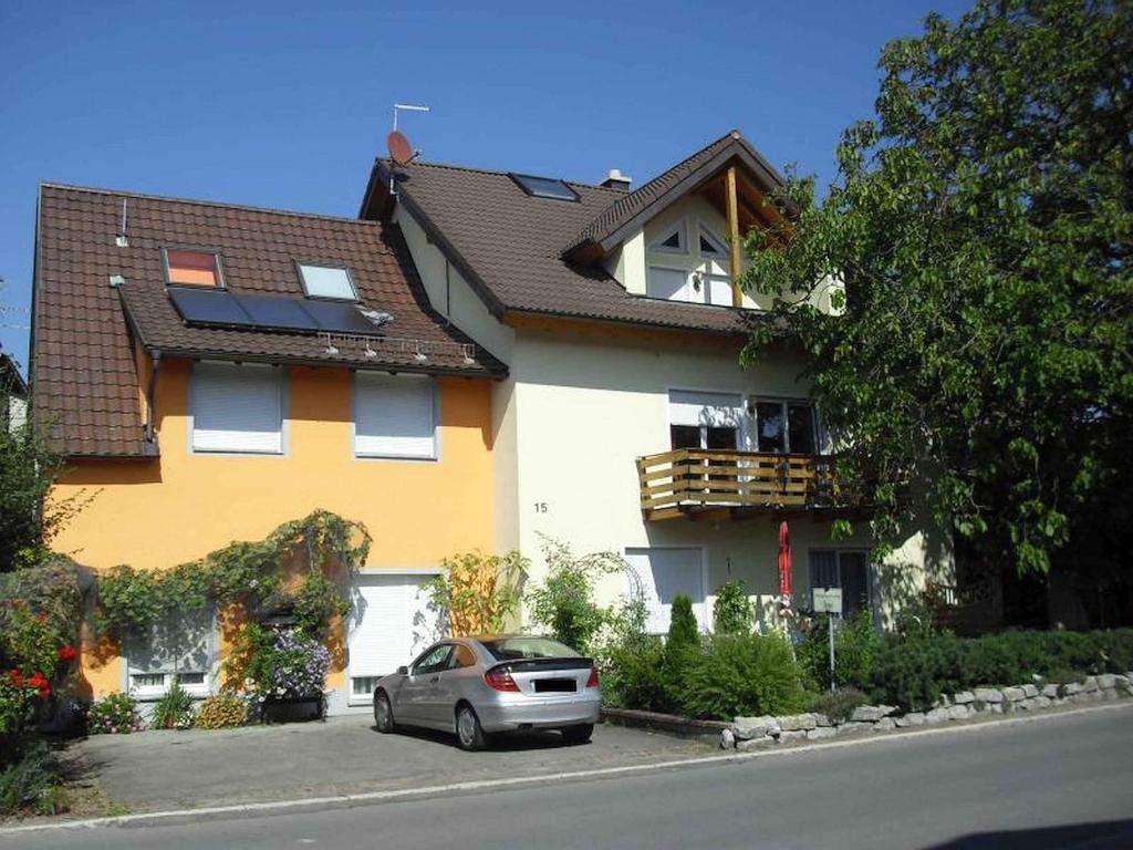 ein Haus mit einem davor geparkt in der Unterkunft Ferienwohnung Saupp in Immenstaad am Bodensee