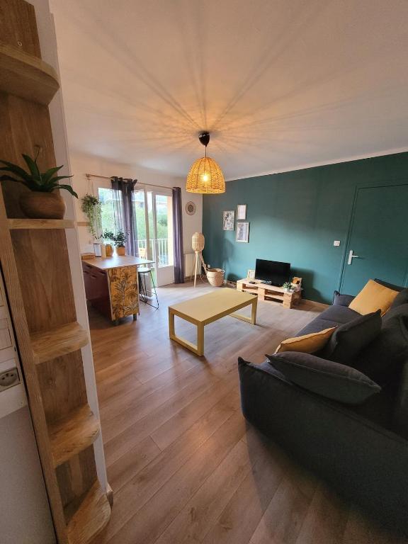 un salon avec un canapé et une table dans l'établissement Joli T2 à Giens, à Hyères