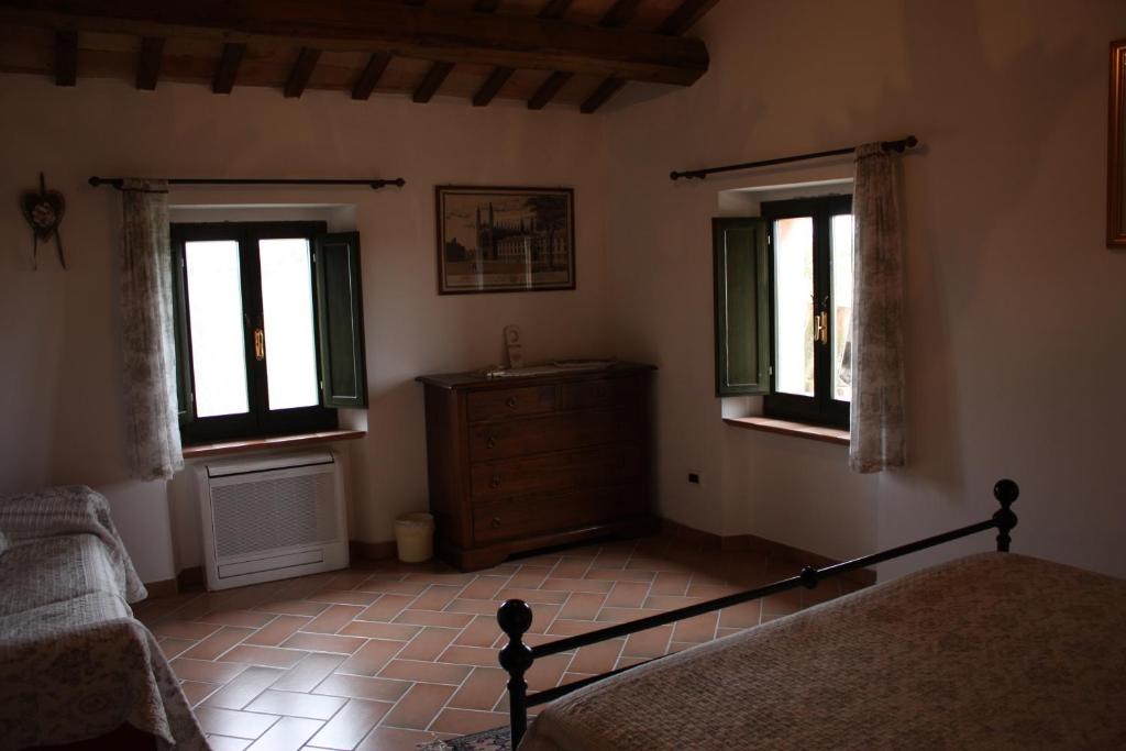 1 dormitorio con 1 cama, 2 ventanas y vestidor en Il Pozzo di Vivalpa en Serra deʼ Conti