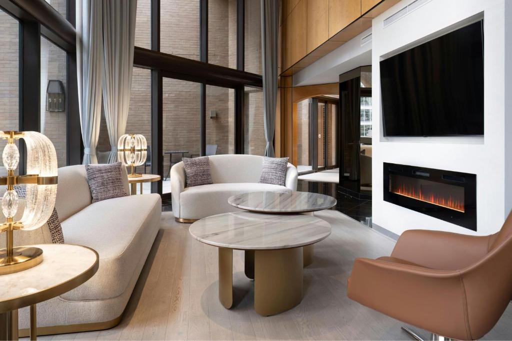 TV a/nebo společenská místnost v ubytování Metropolitan Hotel Vancouver