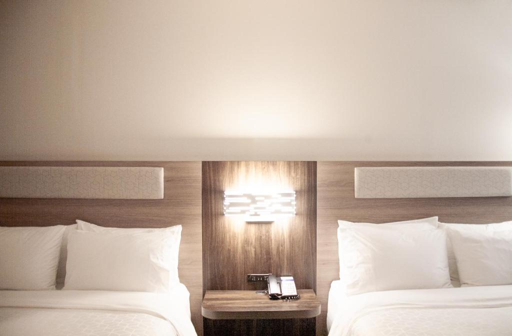 Holiday Inn Express & Suites Overland Park by IHG - Housity