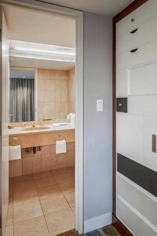Koupelna v ubytování Metropolitan Hotel Vancouver