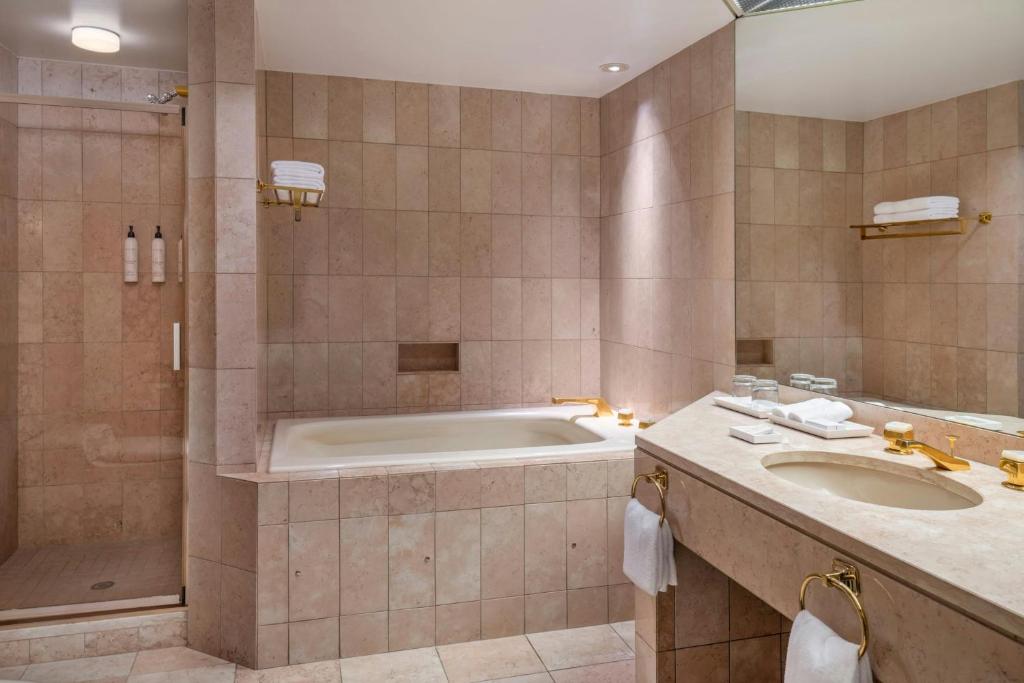 Koupelna v ubytování Metropolitan Hotel Vancouver