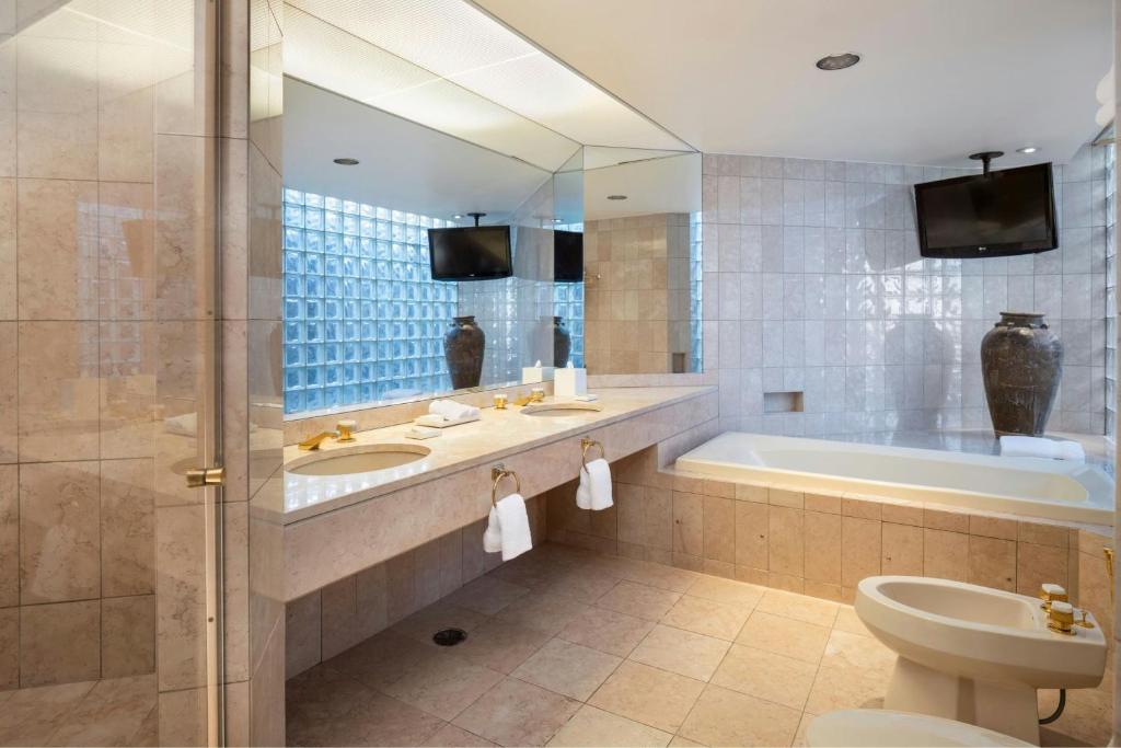 Koupelna v ubytování Metropolitan Hotel Vancouver