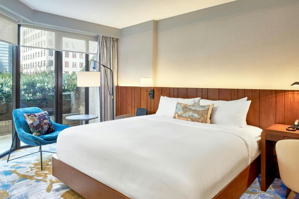 Postel nebo postele na pokoji v ubytování Metropolitan Hotel Vancouver