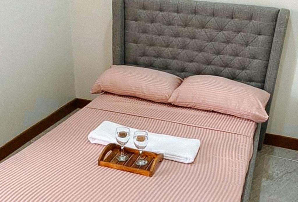 Postel nebo postele na pokoji v ubytování Leonila's Travellers Inn