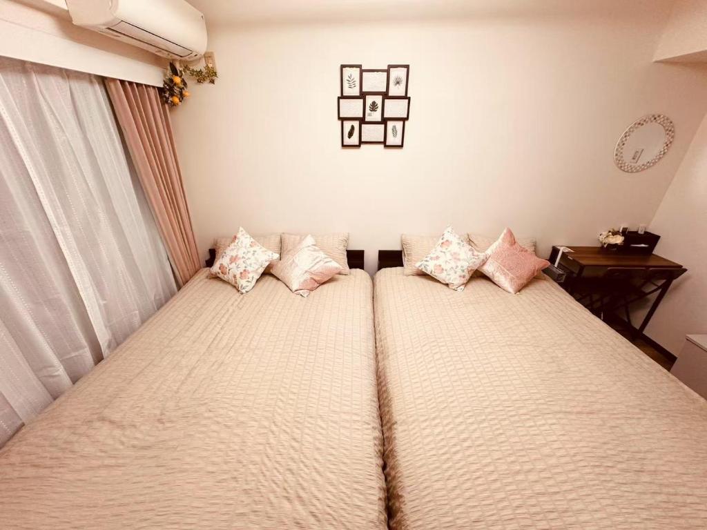 Uma cama ou camas num quarto em Shinjuku Kabukicho 新宿最中心 東新宿5分 新宿9分 MAX4人 直達 渋谷原宿上野秋葉原