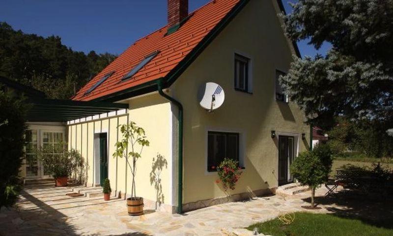 ein kleines weißes Haus mit rotem Dach in der Unterkunft Romantic Cottage in Pitten