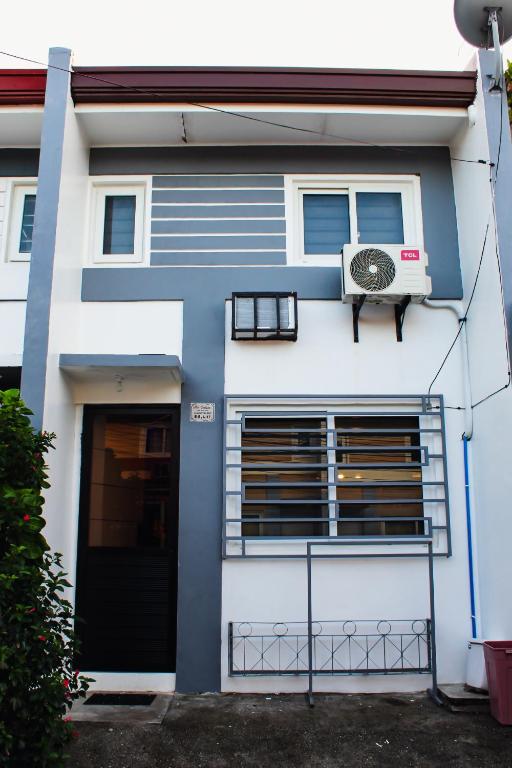 un edificio blu e bianco con un ventilatore sopra di Caryolba hometel - Calapan a Calapan
