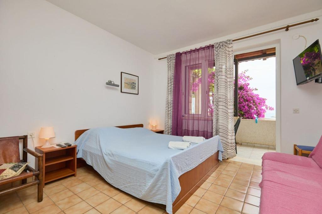 Postel nebo postele na pokoji v ubytování Holiday apartment in Saplunara with sea view, balcony, air conditioning, WiFi 5197-1