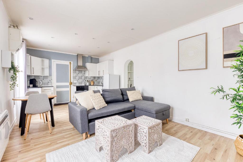 un salon avec un canapé et une table dans l'établissement Spacieux T2 proche la Défense, à Bezons