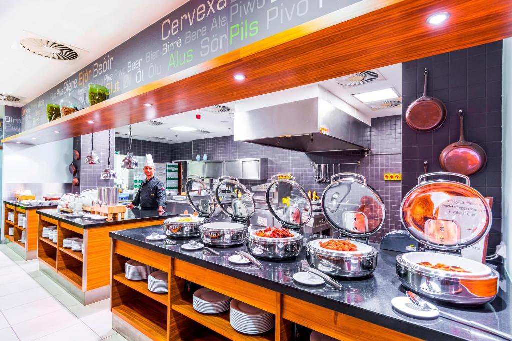 Kuchyň nebo kuchyňský kout v ubytování Courtyard by Marriott Pilsen