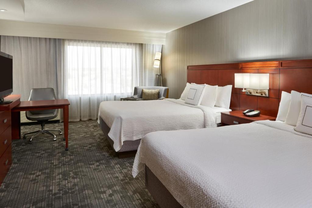 Postel nebo postele na pokoji v ubytování Courtyard by Marriott Kingston Highway 401