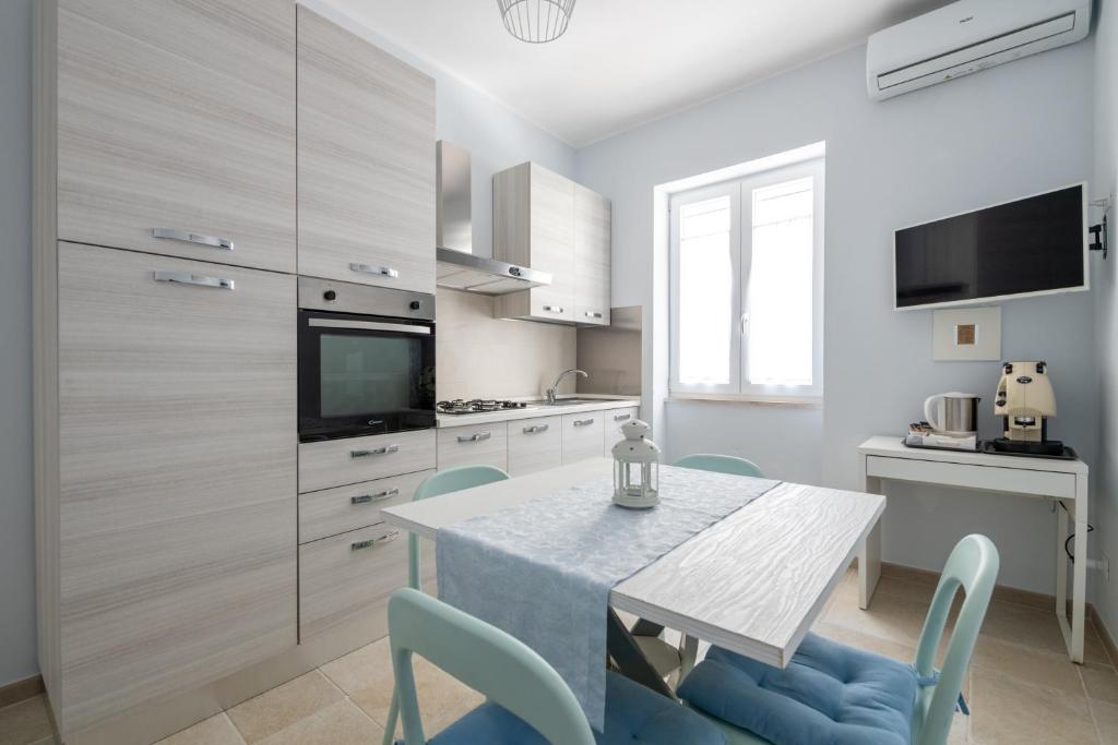 Kuchyň nebo kuchyňský kout v ubytování Riva Vieste Suites