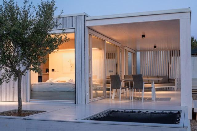 ドラゲにあるVilla Gioia Beach Frontのベッドとテーブルのある部屋のある家