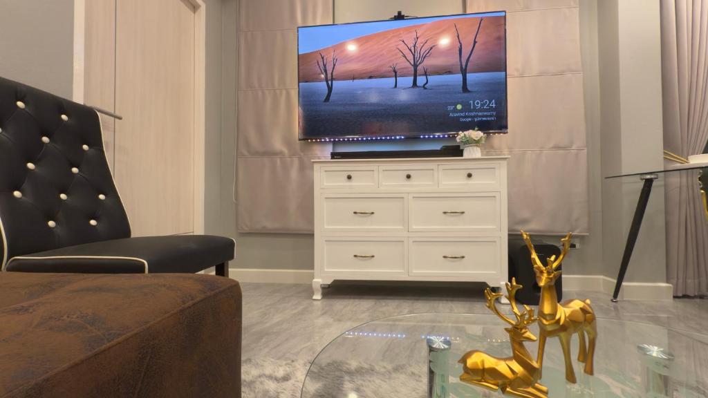 TV a/nebo společenská místnost v ubytování ChiLLTimeเวลาชิลล์