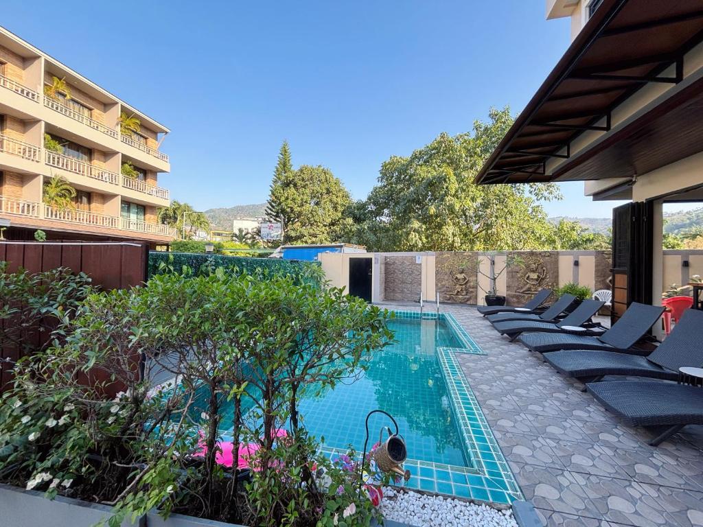 Bazén v ubytování patong v hotel nebo v jeho okolí