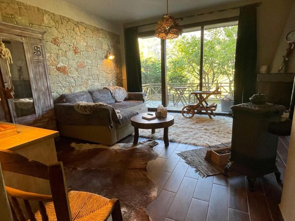Posezení v ubytování Pinecone Lodge, Eptalofos Wellness Chalet
