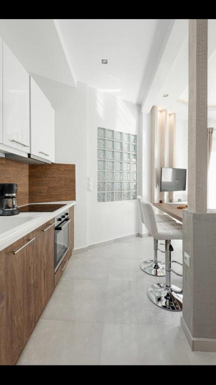Center at Al Svolou str -50 sqm - 3 p - 2 balconies -2 Tvs - Optical fiber - Washine machine - Fully equipped kitchen - 8th floor
